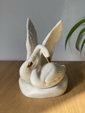 Vintage Giftcraft Porcelain Swan Figurine with Gold Beaks